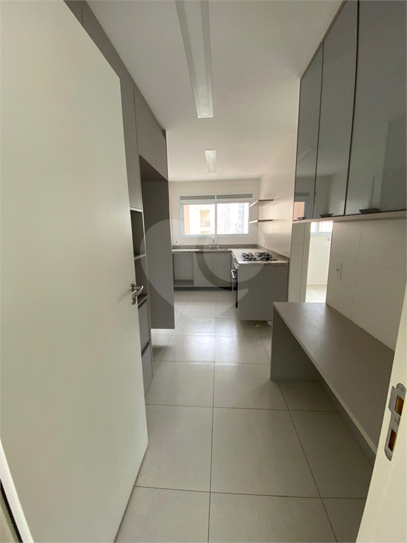 Apartamento com três suítes e três vagas na Vila Pompeia