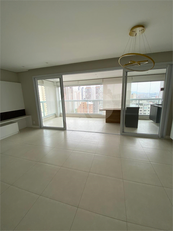 Apartamento com três suítes e três vagas na Vila Pompeia