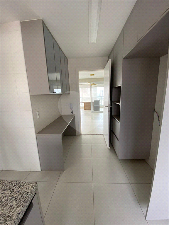 Apartamento com três suítes e três vagas na Vila Pompeia