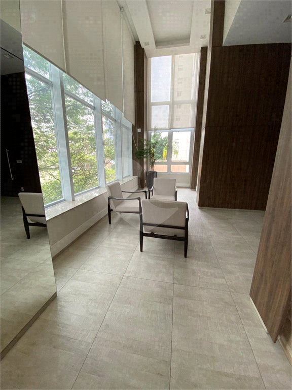 Apartamento com três suítes e três vagas na Vila Pompeia