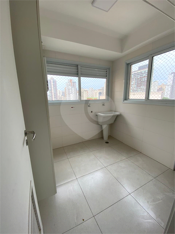 Apartamento com três suítes e três vagas na Vila Pompeia