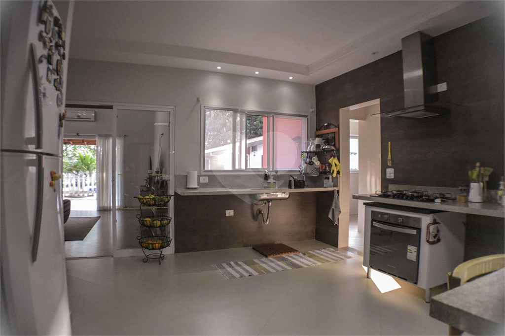 Casa Térrea ampla e Moderna, 4 dorm, 2 Suítes, 6 banh, Área Gde Churrasq e Piscina, Cond Fechado