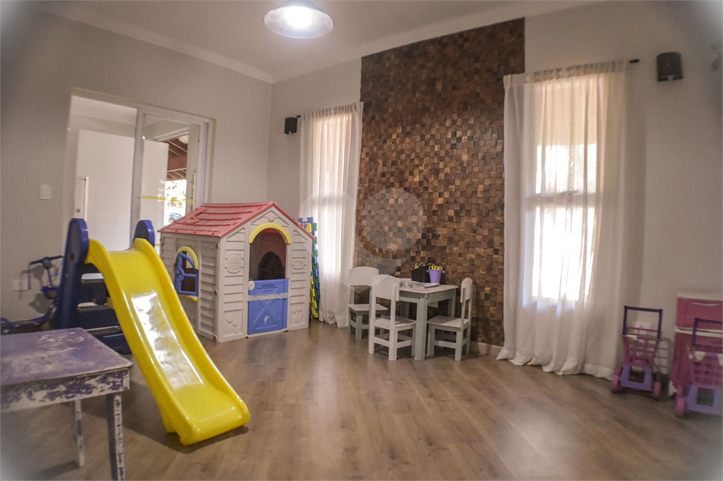 Casa Térrea ampla e Moderna, 4 dorm, 2 Suítes, 6 banh, Área Gde Churrasq e Piscina, Cond Fechado