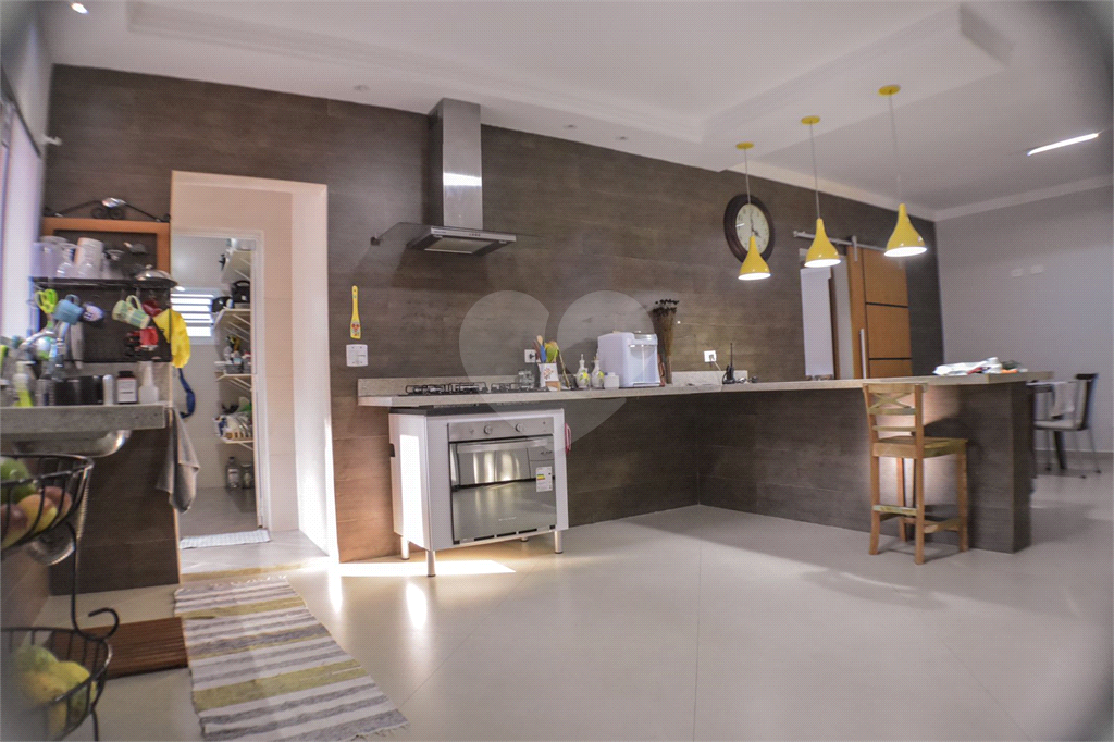 Casa Térrea ampla e Moderna, 4 dorm, 2 Suítes, 6 banh, Área Gde Churrasq e Piscina, Cond Fechado