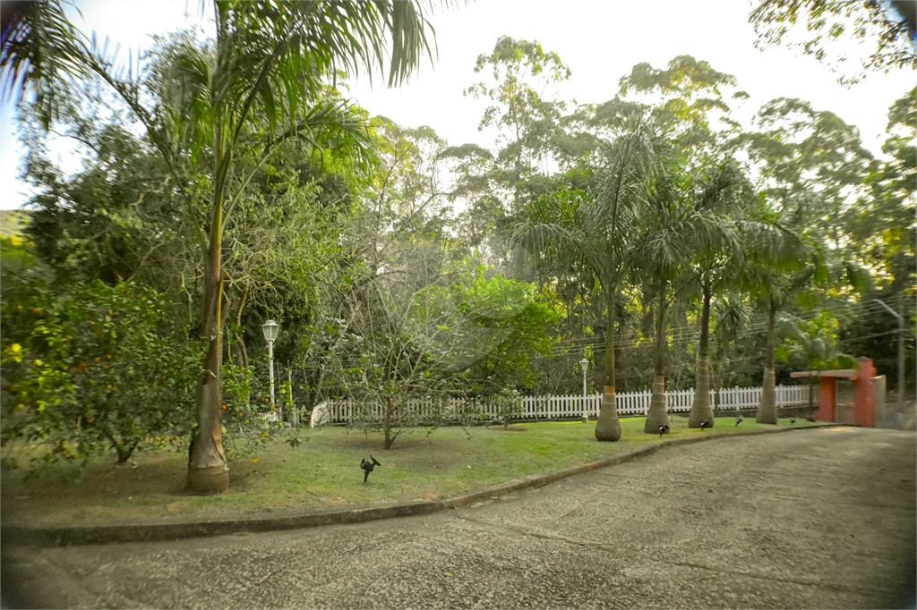 Casa Térrea ampla e Moderna, 4 dorm, 2 Suítes, 6 banh, Área Gde Churrasq e Piscina, Cond Fechado