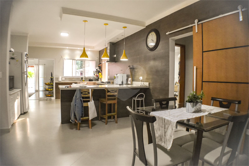 Casa Térrea ampla e Moderna, 4 dorm, 2 Suítes, 6 banh, Área Gde Churrasq e Piscina, Cond Fechado