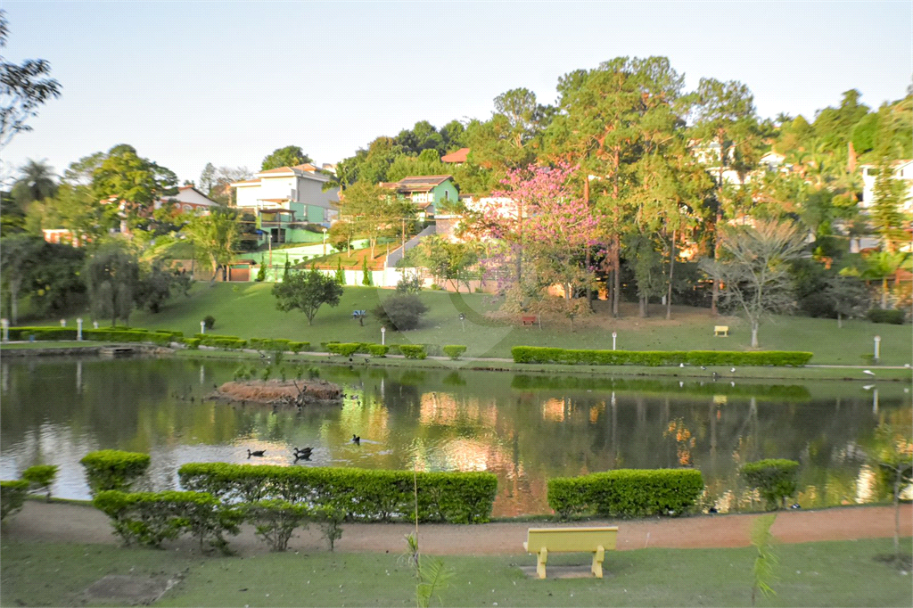 Casa Térrea ampla e Moderna, 4 dorm, 2 Suítes, 6 banh, Área Gde Churrasq e Piscina, Cond Fechado