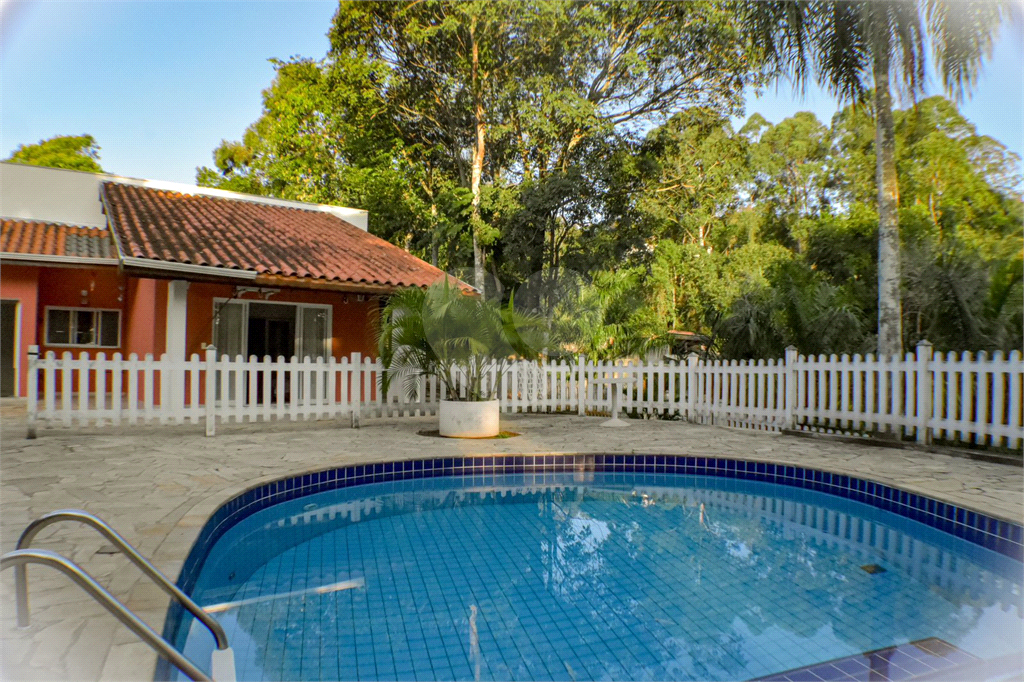 Casa Térrea ampla e Moderna, 4 dorm, 2 Suítes, 6 banh, Área Gde Churrasq e Piscina, Cond Fechado