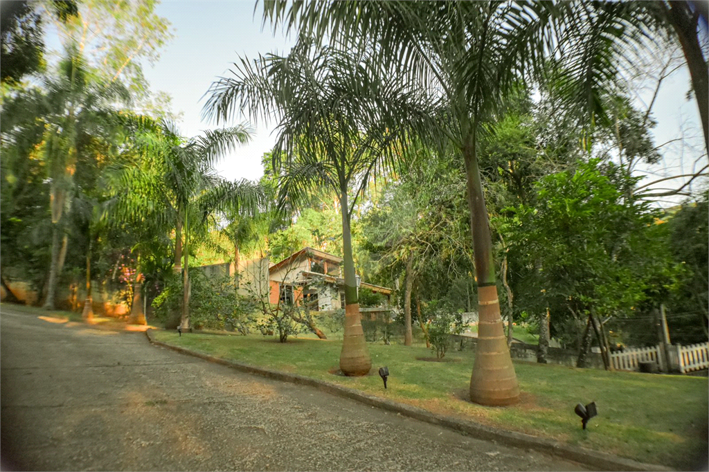 Casa Térrea ampla e Moderna, 4 dorm, 2 Suítes, 6 banh, Área Gde Churrasq e Piscina, Cond Fechado