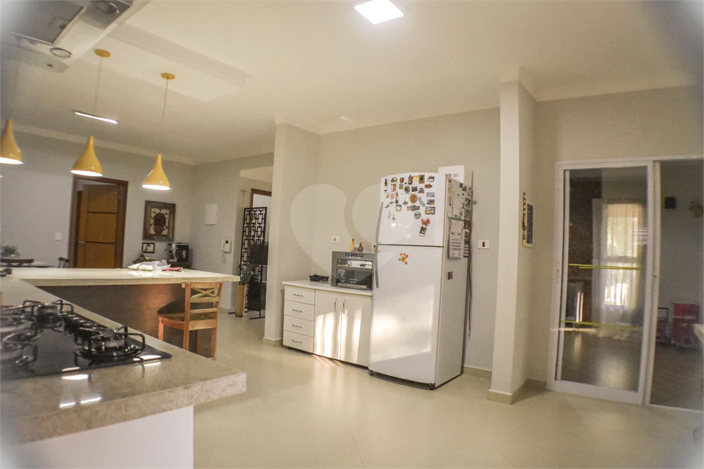 Casa Térrea ampla e Moderna, 4 dorm, 2 Suítes, 6 banh, Área Gde Churrasq e Piscina, Cond Fechado