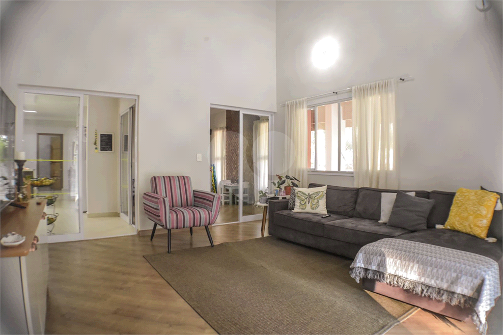 Casa Térrea ampla e Moderna, 4 dorm, 2 Suítes, 6 banh, Área Gde Churrasq e Piscina, Cond Fechado