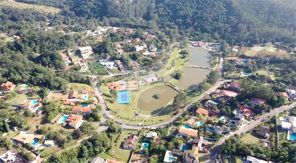 Casa Térrea ampla e Moderna, 4 dorm, 2 Suítes, 6 banh, Área Gde Churrasq e Piscina, Cond Fechado