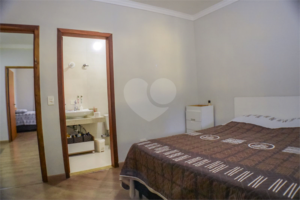 Casa Térrea ampla e Moderna, 4 dorm, 2 Suítes, 6 banh, Área Gde Churrasq e Piscina, Cond Fechado