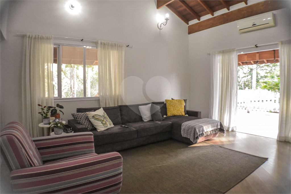 Casa Térrea ampla e Moderna, 4 dorm, 2 Suítes, 6 banh, Área Gde Churrasq e Piscina, Cond Fechado