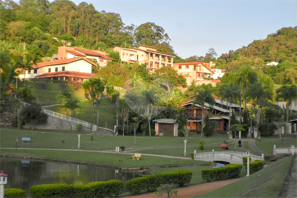 Casa Térrea ampla e Moderna, 4 dorm, 2 Suítes, 6 banh, Área Gde Churrasq e Piscina, Cond Fechado