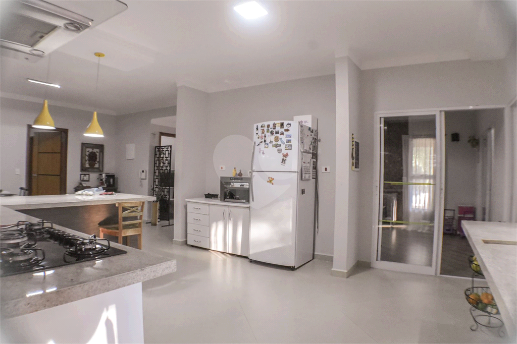 Casa Térrea ampla e Moderna, 4 dorm, 2 Suítes, 6 banh, Área Gde Churrasq e Piscina, Cond Fechado