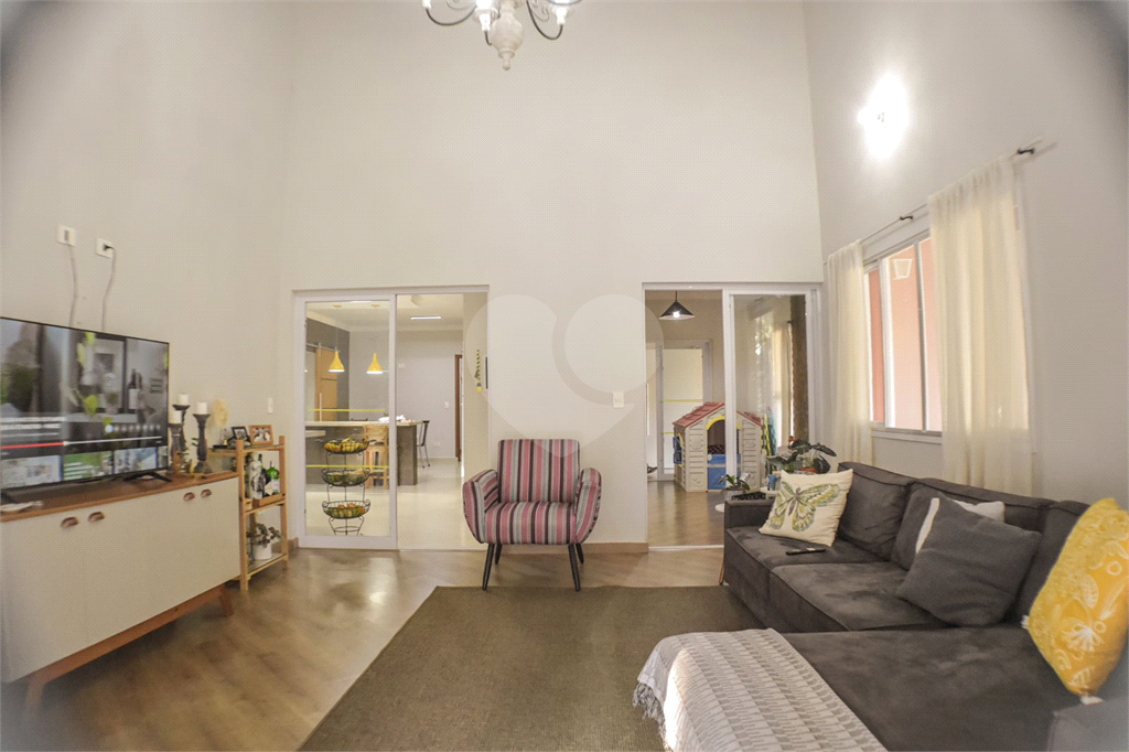 Casa Térrea ampla e Moderna, 4 dorm, 2 Suítes, 6 banh, Área Gde Churrasq e Piscina, Cond Fechado
