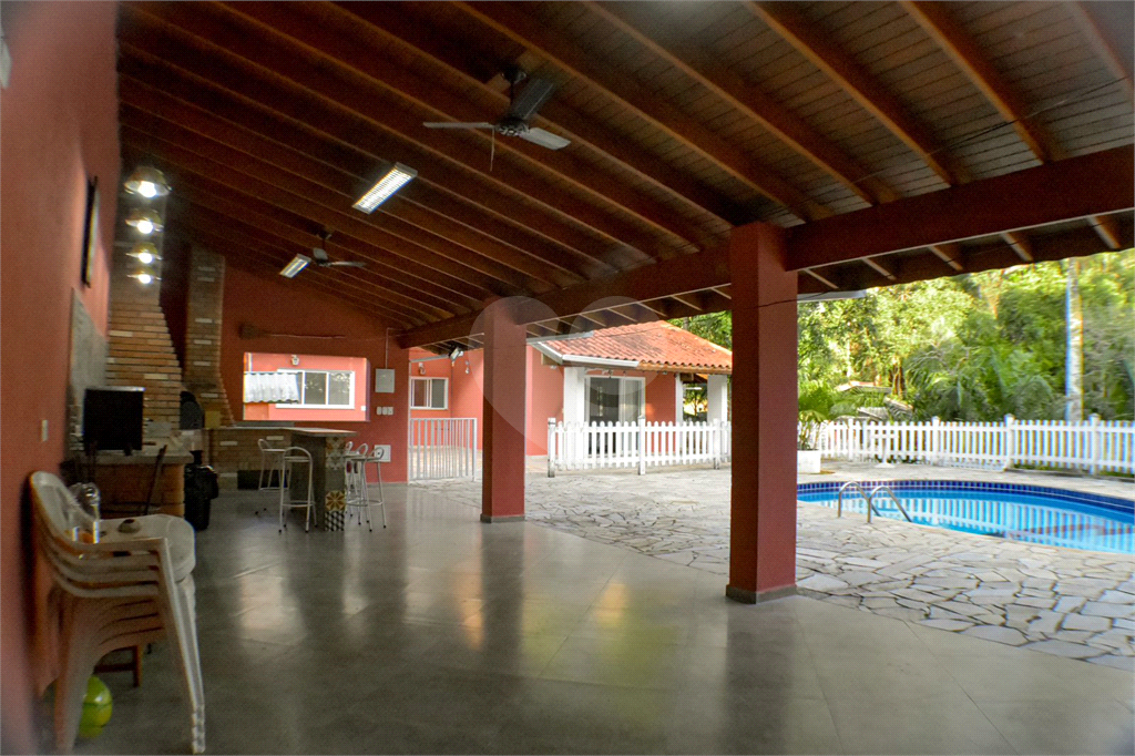 Casa Térrea ampla e Moderna, 4 dorm, 2 Suítes, 6 banh, Área Gde Churrasq e Piscina, Cond Fechado