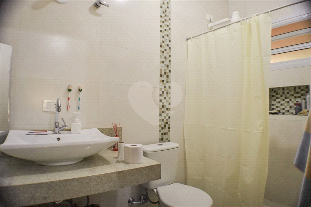 Casa Térrea ampla e Moderna, 4 dorm, 2 Suítes, 6 banh, Área Gde Churrasq e Piscina, Cond Fechado