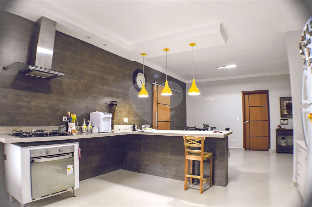 Casa Térrea ampla e Moderna, 4 dorm, 2 Suítes, 6 banh, Área Gde Churrasq e Piscina, Cond Fechado