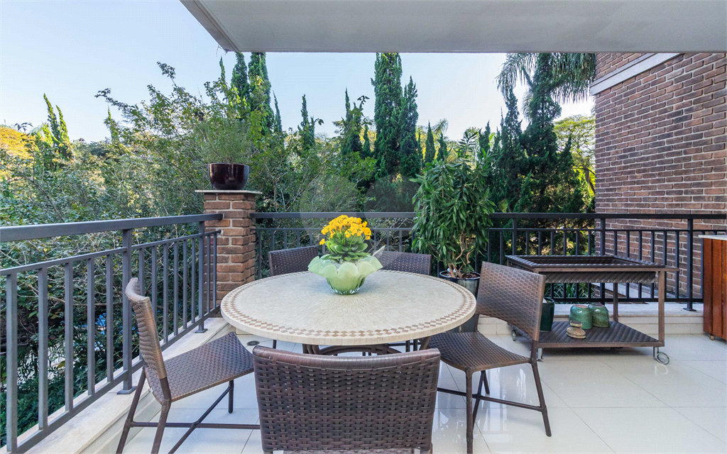 Apartamento à Venda em ALTO DE PINHEIROS com 213 m²