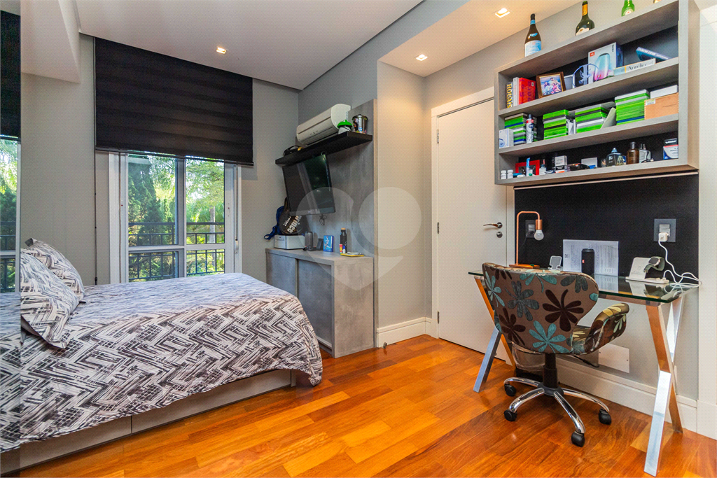 Apartamento à Venda em ALTO DE PINHEIROS com 213 m²
