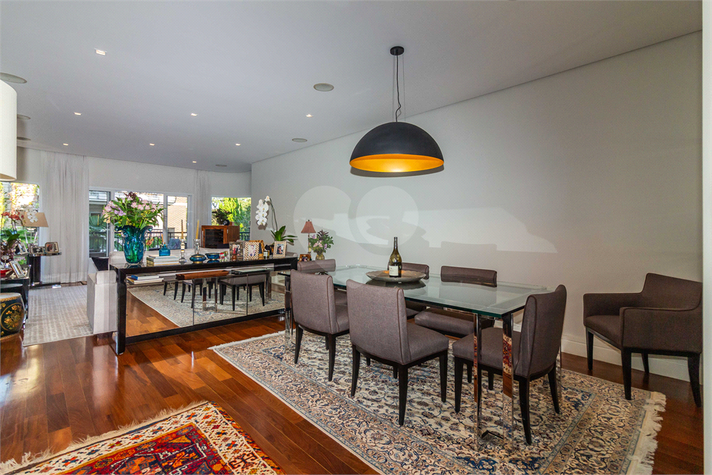 Apartamento à Venda em ALTO DE PINHEIROS com 213 m²