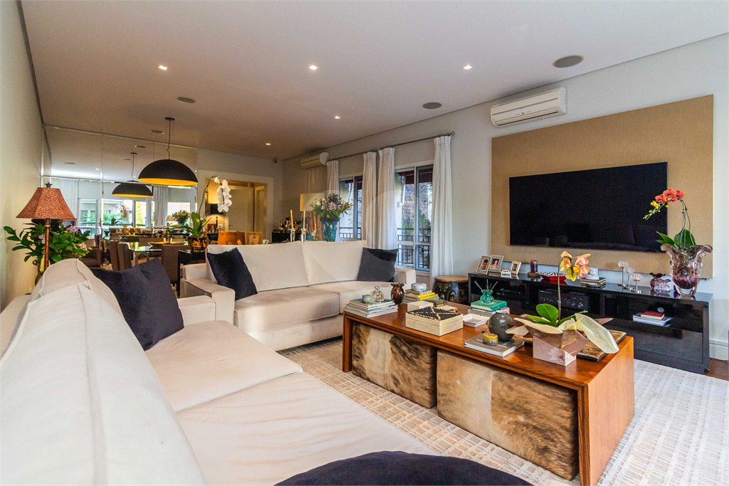 Apartamento à Venda em ALTO DE PINHEIROS com 213 m²