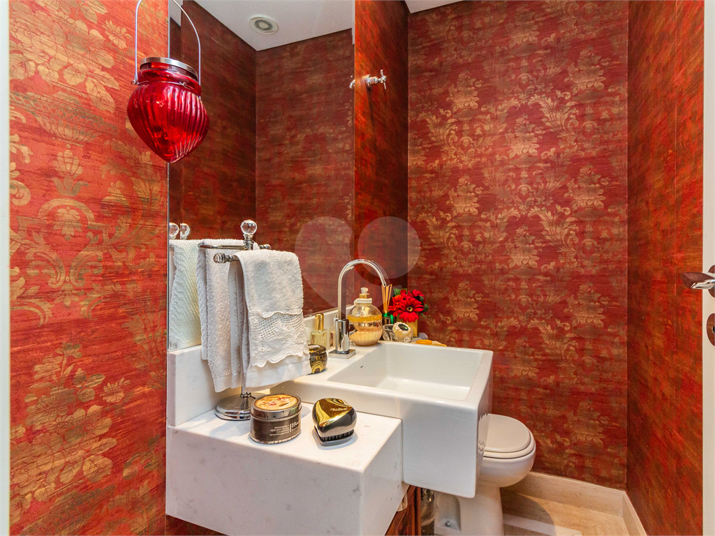 Apartamento à Venda em ALTO DE PINHEIROS com 213 m²