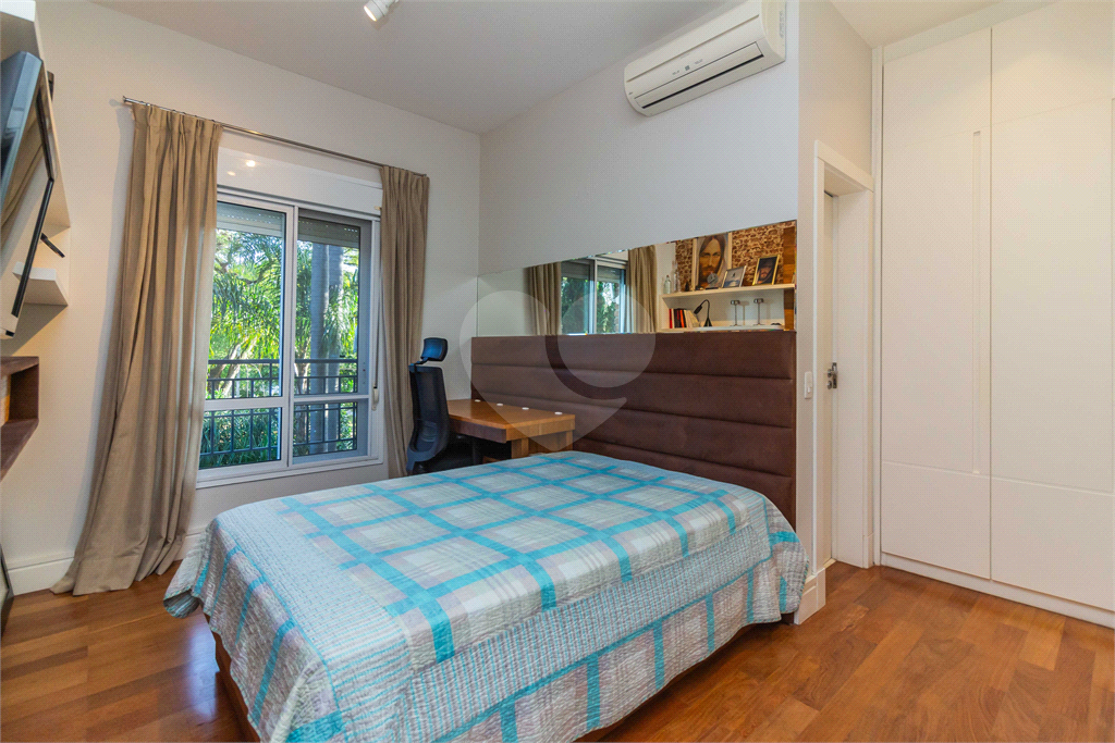 Apartamento à Venda em ALTO DE PINHEIROS com 213 m²
