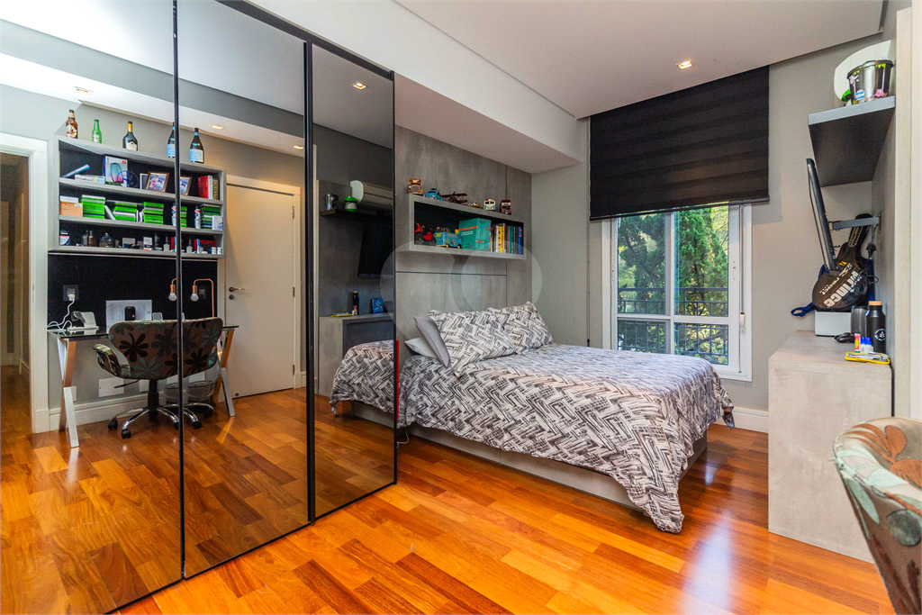Apartamento à Venda em ALTO DE PINHEIROS com 213 m²