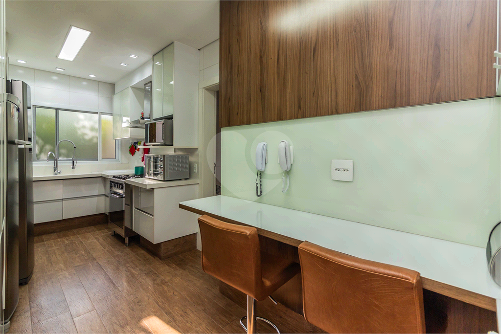 Apartamento à Venda em ALTO DE PINHEIROS com 213 m²