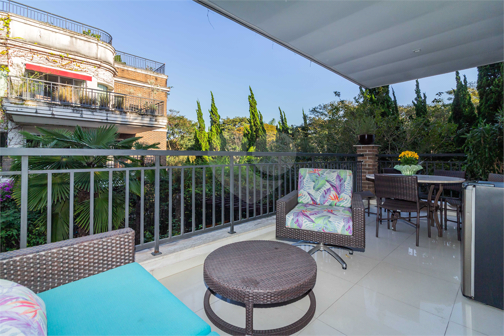 Apartamento à Venda em ALTO DE PINHEIROS com 213 m²