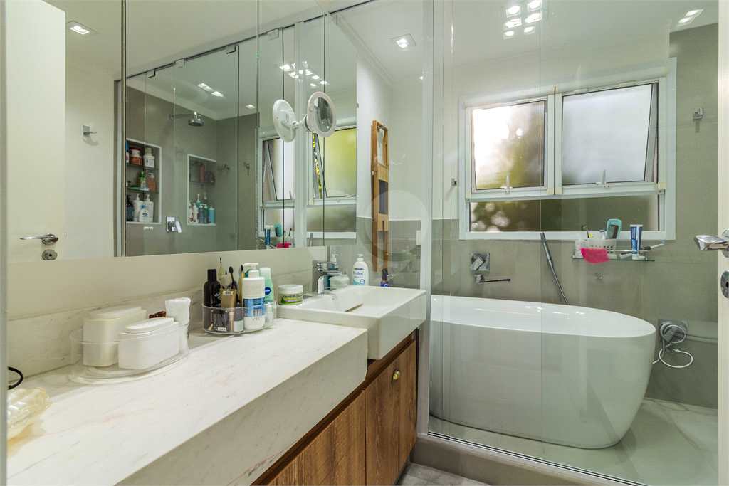Apartamento à Venda em ALTO DE PINHEIROS com 213 m²