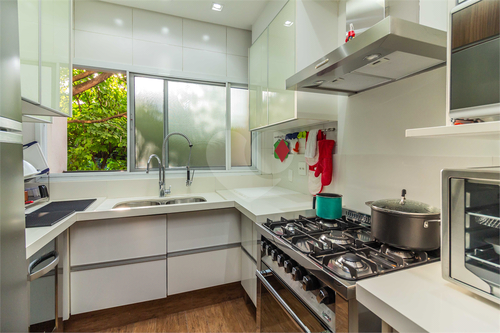 Apartamento à Venda em ALTO DE PINHEIROS com 213 m²