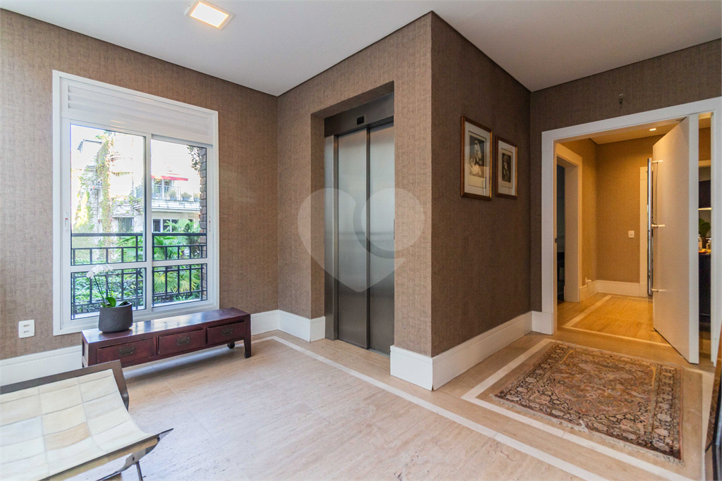 Apartamento à Venda em ALTO DE PINHEIROS com 213 m²