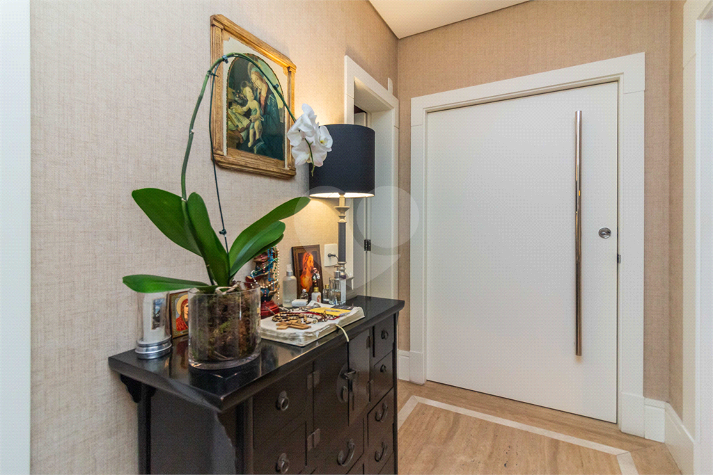 Apartamento à Venda em ALTO DE PINHEIROS com 213 m²