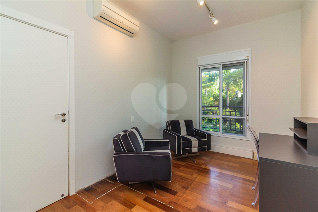 Apartamento à Venda em ALTO DE PINHEIROS com 213 m²