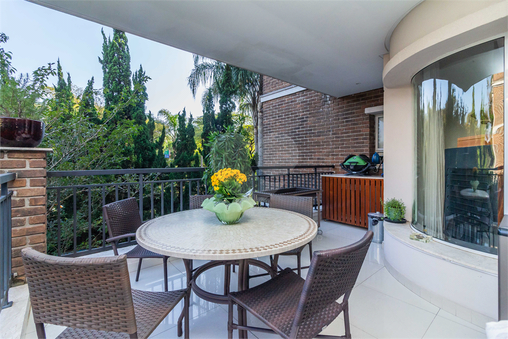 Apartamento à Venda em ALTO DE PINHEIROS com 213 m²