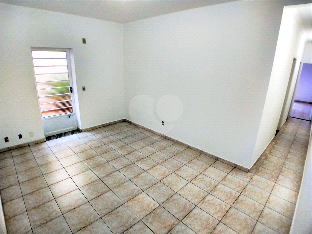 Bela casa térrea com 2 dormitórios 1 suíte e 1 vaga coberta.