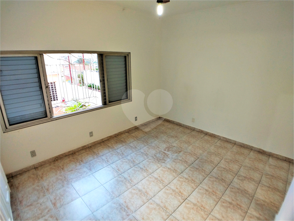 Bela casa térrea com 2 dormitórios 1 suíte e 1 vaga coberta.