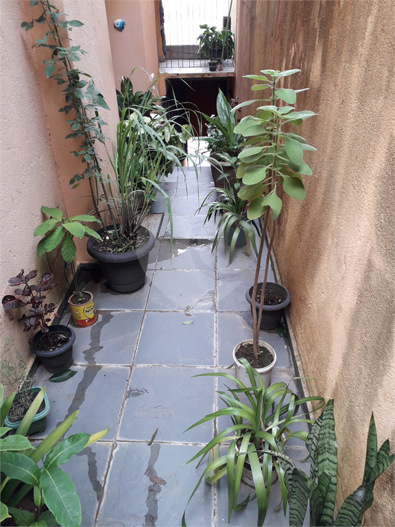 sobrado com 3dormitorios sendo 01 suite sala para 2 ambientes com uma grande sacada laterais ,lavabo