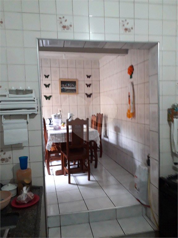 sobrado com 3dormitorios sendo 01 suite sala para 2 ambientes com uma grande sacada laterais ,lavabo