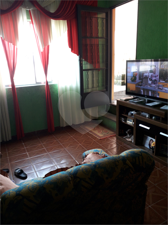 sobrado com 3dormitorios sendo 01 suite sala para 2 ambientes com uma grande sacada laterais ,lavabo