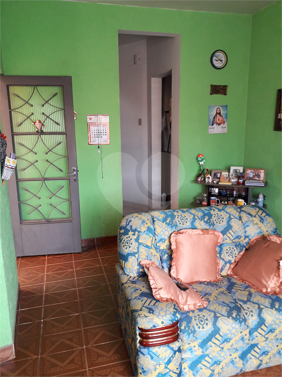 sobrado com 3dormitorios sendo 01 suite sala para 2 ambientes com uma grande sacada laterais ,lavabo