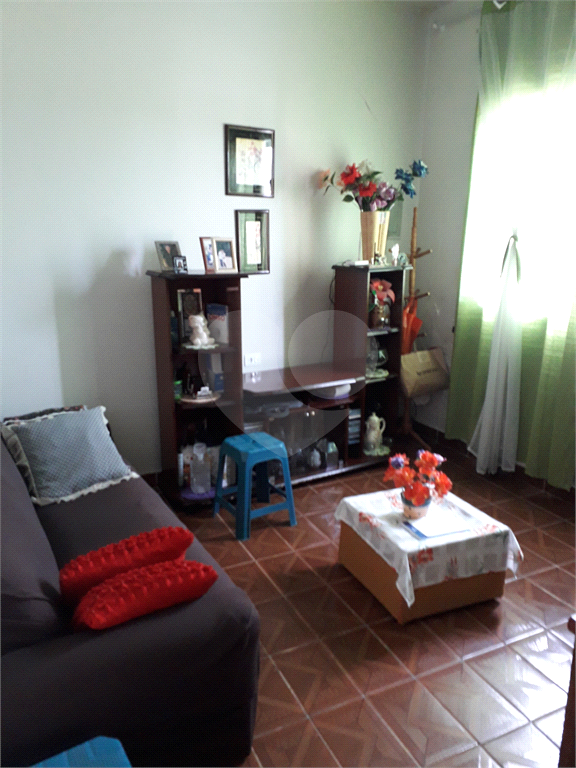 sobrado com 3dormitorios sendo 01 suite sala para 2 ambientes com uma grande sacada laterais ,lavabo