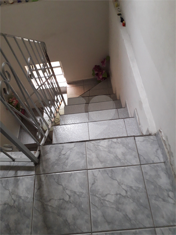 sobrado com 3dormitorios sendo 01 suite sala para 2 ambientes com uma grande sacada laterais ,lavabo