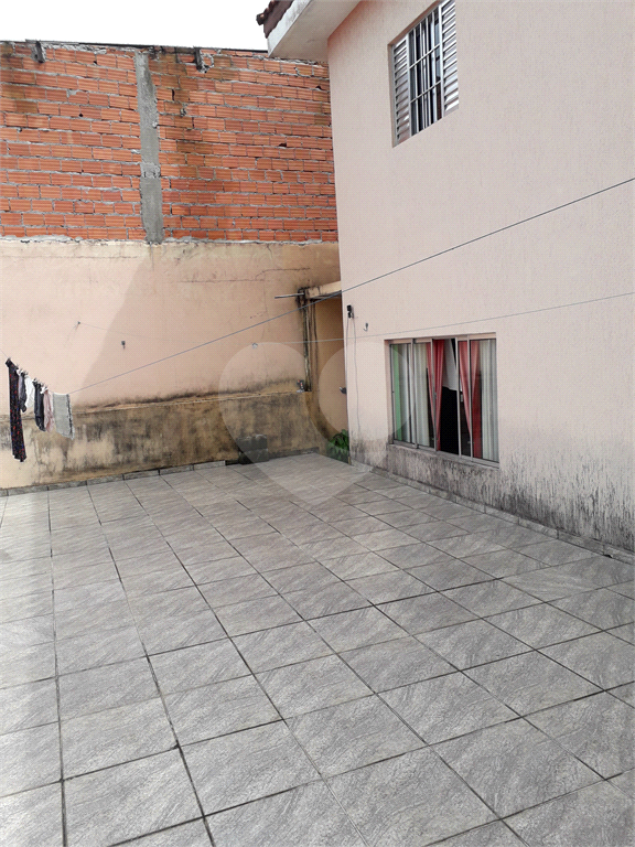 sobrado com 3dormitorios sendo 01 suite sala para 2 ambientes com uma grande sacada laterais ,lavabo