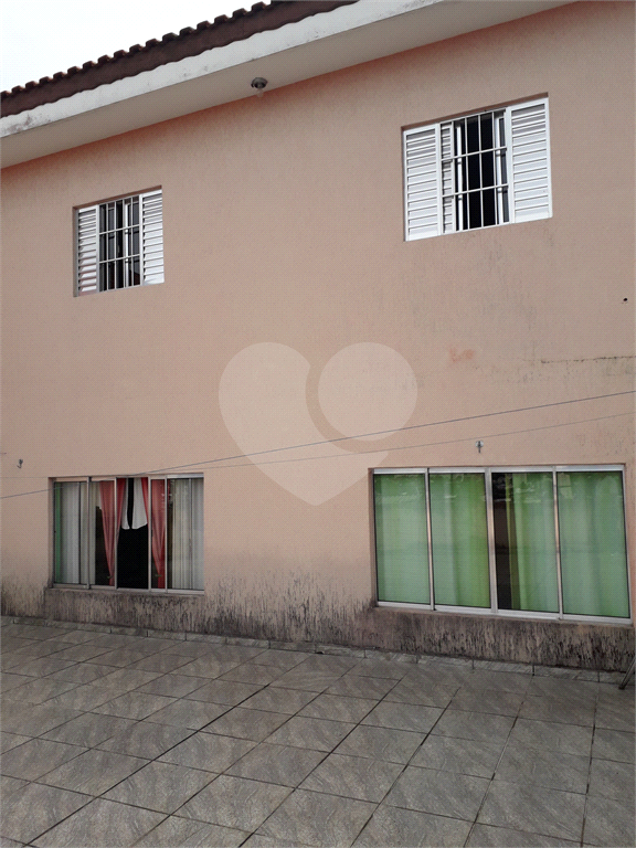 sobrado com 3dormitorios sendo 01 suite sala para 2 ambientes com uma grande sacada laterais ,lavabo
