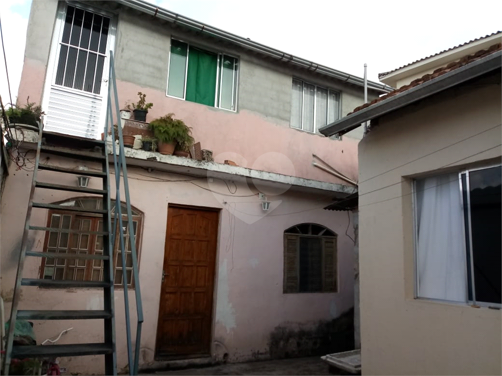 Terreno de 400 m2 com 3 casas, Metragem do terreno 8 de frente sendo 51 de fundos Parada inglesa.